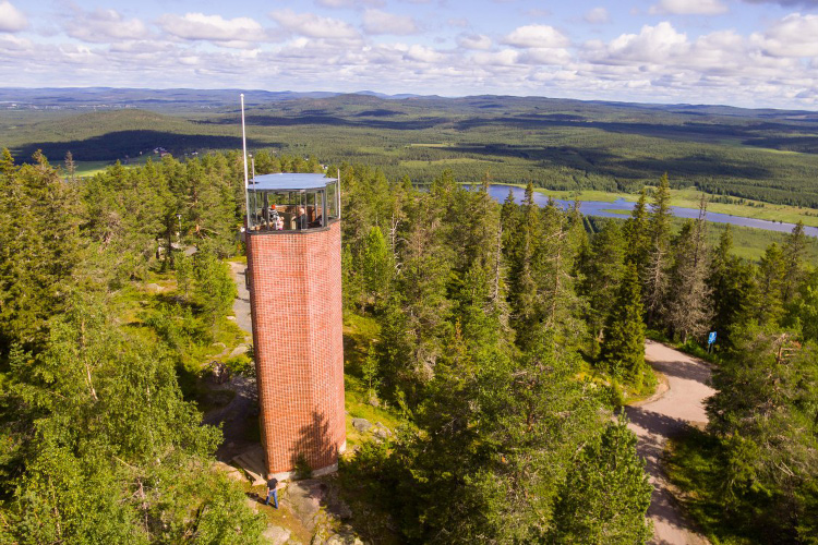 Наблюдательная башня в Avasaksa, построенная на месте одного из пунктов. Фото: aavasaksa.fi
