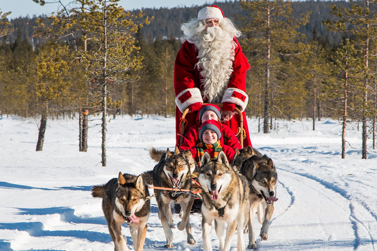 Каждый год финский Санта встречается с российским Дедом Морозом. Фото: youtube.com
