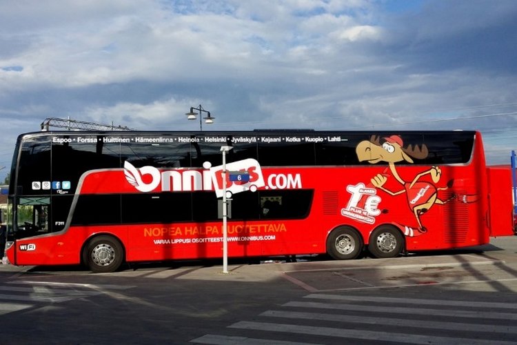 Автобус F5 на остановке в городе Миккели
