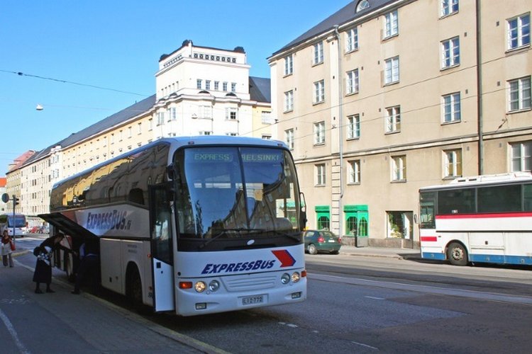 Автобус Expressbus делает остановку в городе Савонлинна