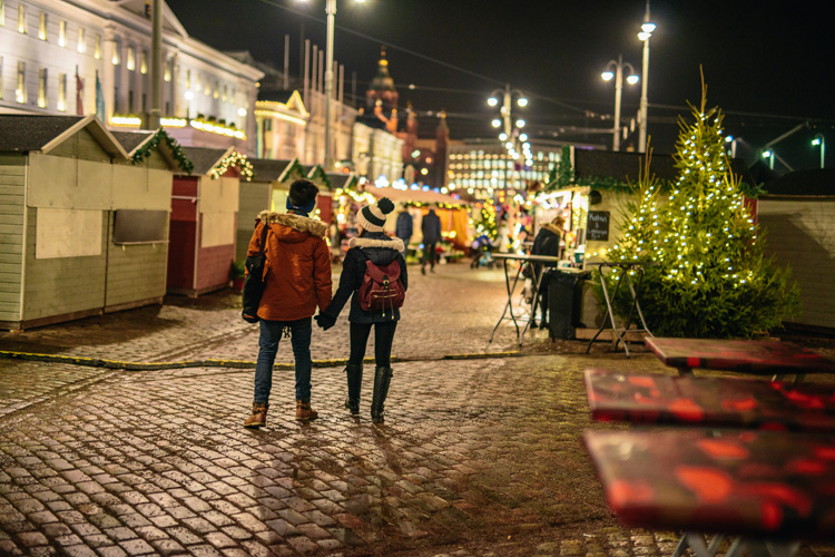 Десятки праздничных лотков расположились на площади Кауппатори. Фото: myhelsinki.fi