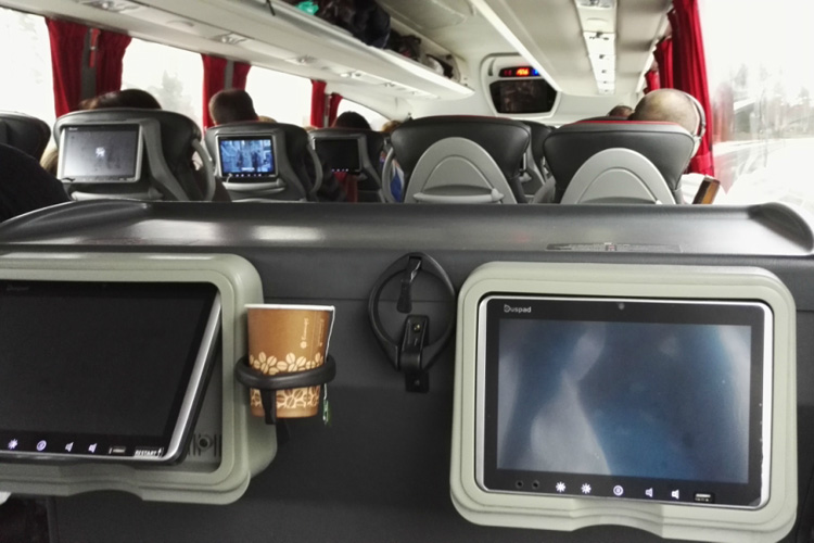 Автобусы оборудованы мультимедийными экранами, розетками для зарядки гаджетов и бесплатным Wi-Fi. Фото: yandex.ru