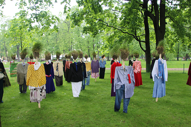 Инсталляция "Тихий народ" в Михайловском саду. Фото: fotosfera.org
