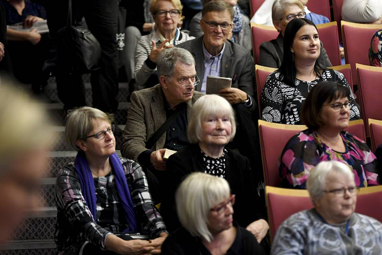 Президент Финляндии Саули Ниинистё сидит на ступеньках потому, что ему не хватило места в зале. Фото: ess.fi
