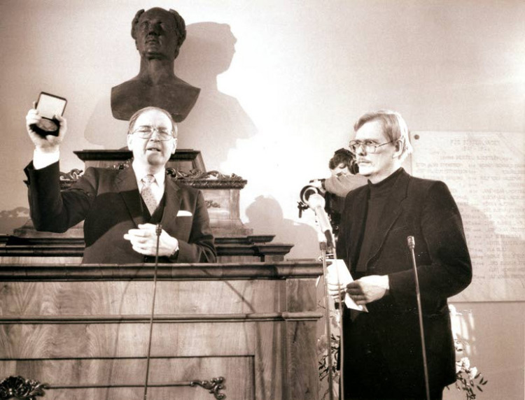 Поэт Кари Аронпуро получил первую премию Рунеберга в 1987 году за свою работу «Письма приходят». Фото: Juha Perämäki