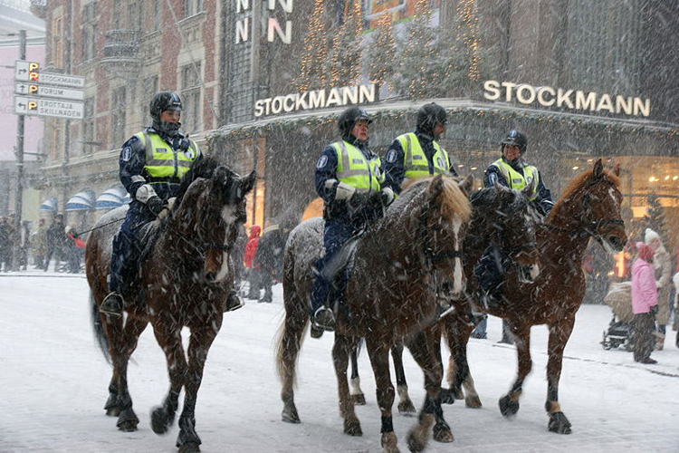 Конная полиция Финляндии. Фото с сайта dic.academic.ru.