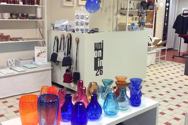 Цены на стеклянные вазы причудливых форм и расцветок начинаются от 20-25 евро. Фото: instagram.com