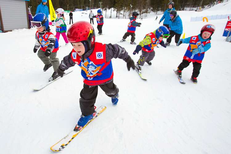 На северной части склонов открыт небольшой склон Hupikukkula для самых маленьких любителей лыж. Фото: kuvat.fi