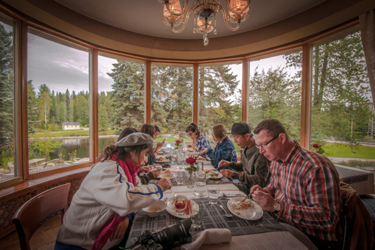 Можно перекусить прямо на склоне, а можно сделать выбор в пользу панорамного ресторана. Фото: kuvat.fi