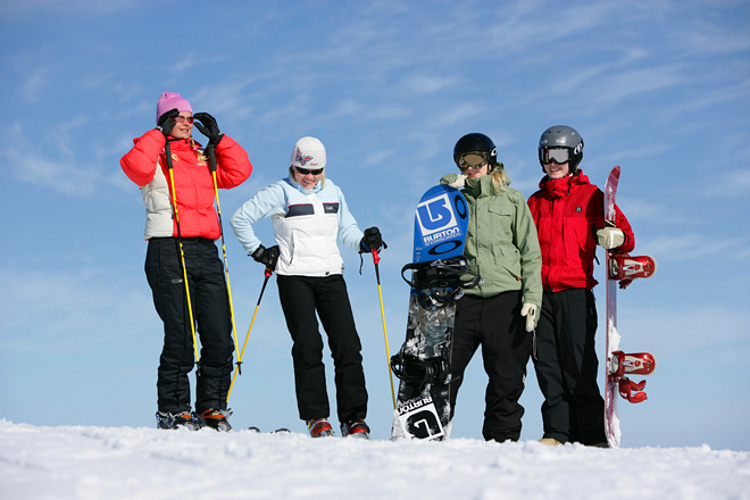 Здесь вы можете арендовать лыжные ботинки, лыжи, палки и шлемы. Фото: kuvat.fi