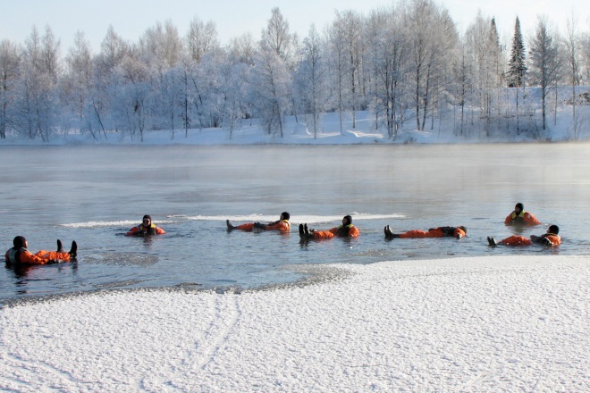 Флоатинг — плавание во льдах в водонепроницаемых гидрокостюмах