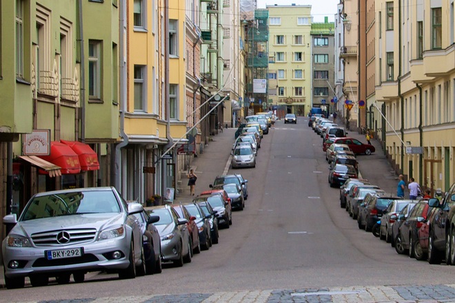 Припаркованные машины на одной из улиц Хельсинки