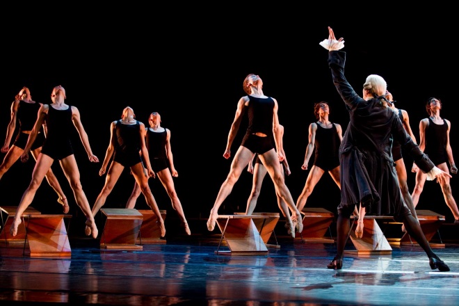 На сцене национального театра оперы и балета идёт постановка «Bach: Form of silence and emptiness»