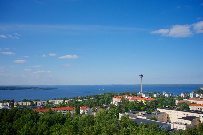 Вид из башни Pyynikin näkötorni на 168-метровую башню Nasinneula