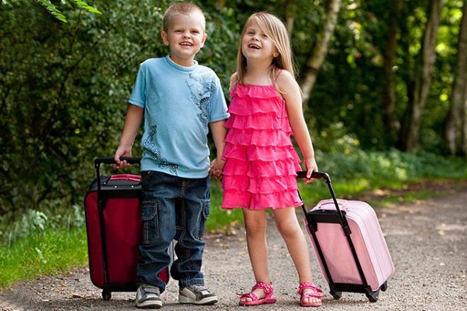 Дети с чемоданами