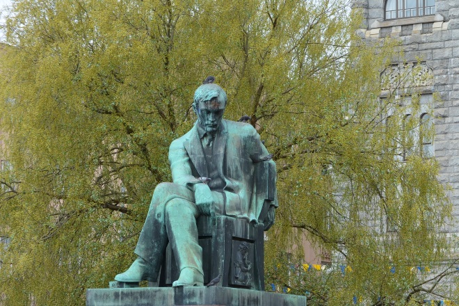 Памятник писателю-реалисту Алексису Киви на Привокзальной площади в Хельсинки