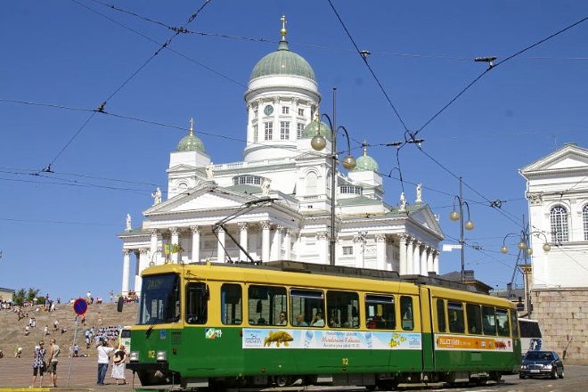 Устройте себе экскурсию, сев на трамваи, которые объезжают основные достопримечательности Хельсинки
