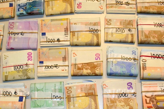 Если сумма в любой валюте превышает 10000 евро, финансовые средства нужно внести в таможенную декларацию
