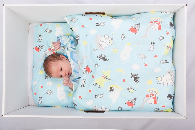 Финские младенцы спят в картонных коробках