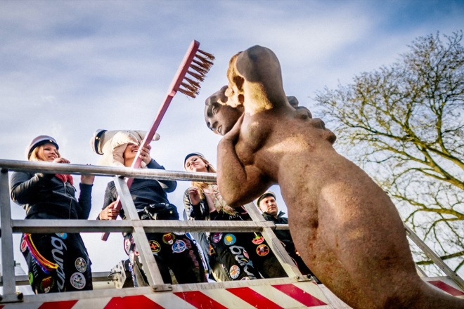 Студенты отмывают статую Лилии. Фото: ts.fi