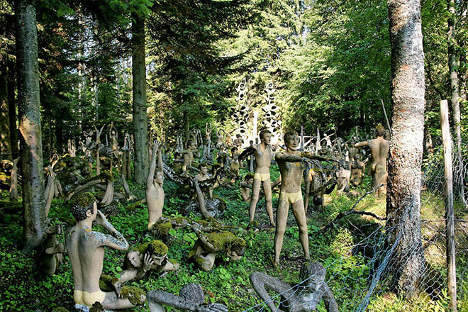 Парк скульптур самоучки Вейё Рёнккёнэна